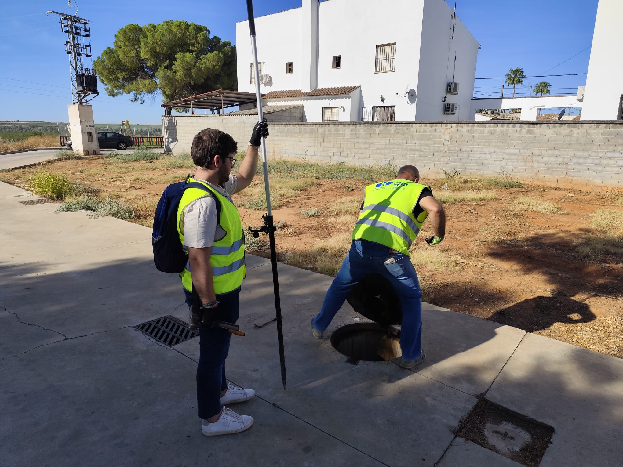 Equipo técnico realizando medición de arqueta