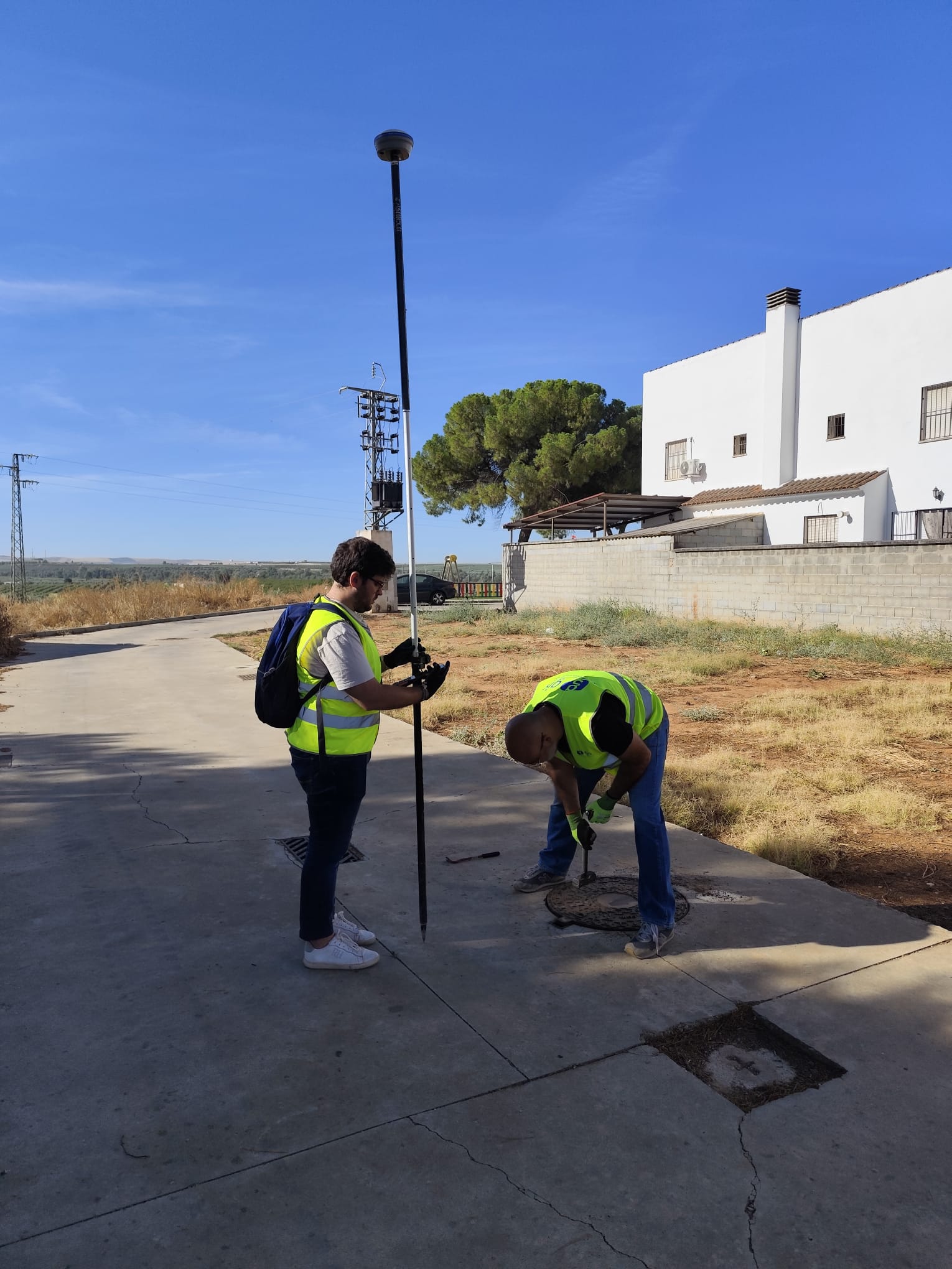 Técnico trabajando en arqueta de red